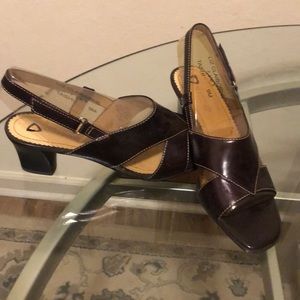 Classic brown mid heel shoe
